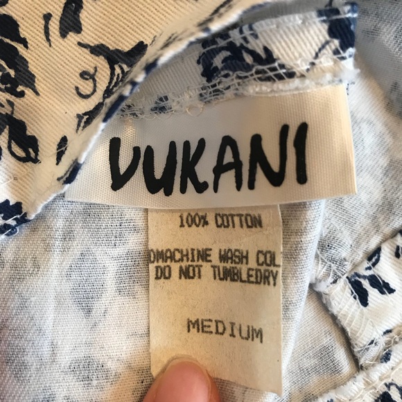 ⭐️ 2/$20 White and Blue Floral Crop Top Medium - Picture 5 of 5